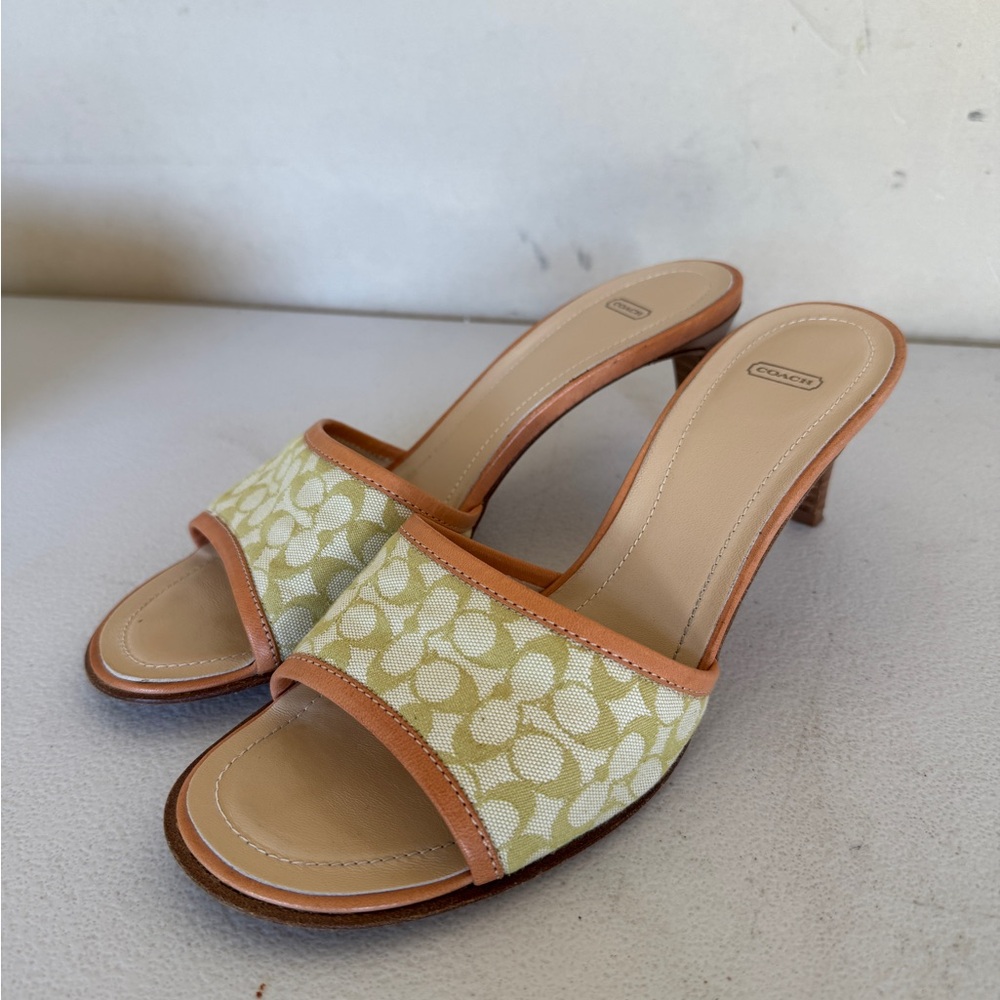 Coach Cream and Tan Heels Elegant Design Size 8! Preppy Style!